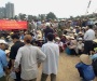 Gần 1000 bà con ba xã thuộc huyện Văn giang đã kéo ra cánh đồng, gần cầu đang xây để biểu tình, phản đối cưỡng chế đất cho Ecopark hôm 20 tháng 4, 2012. Ảnh: Blog Nguyễn Xuân Diện